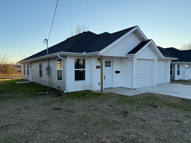 Foto del edificio - BRAND NEW BUILD: 3 BEDROOM/ 2 BATHROOM HOUSE IN CARTERVILLE MO WITH 2 CAR GARAGE!!!