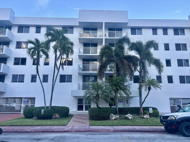 Building Photo - 1665 Bay Rd