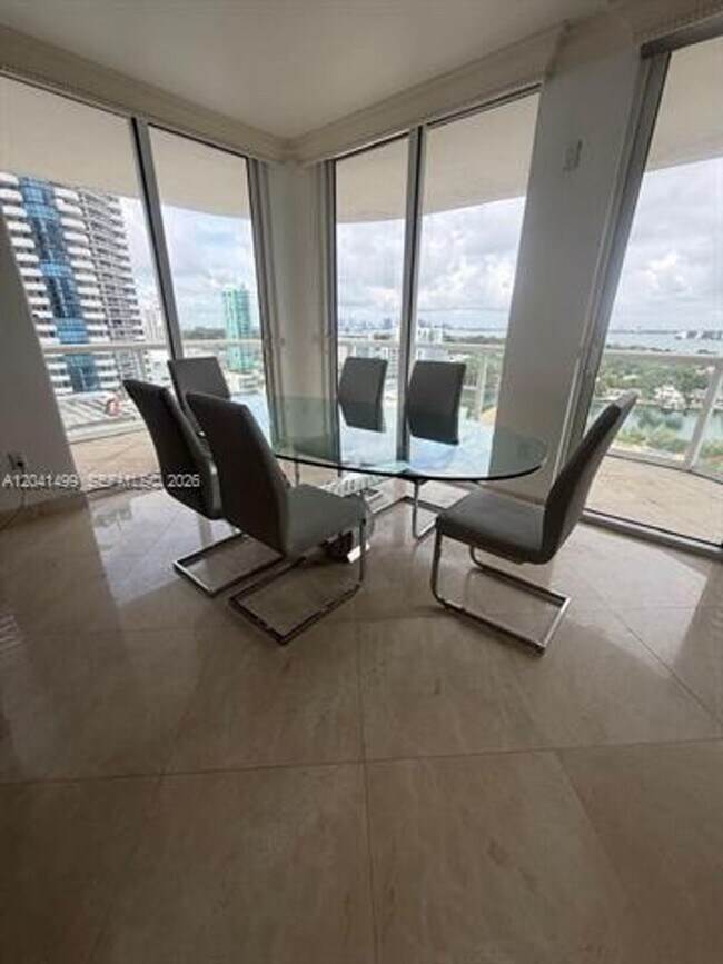 Foto del edificio - 6365 Collins Ave