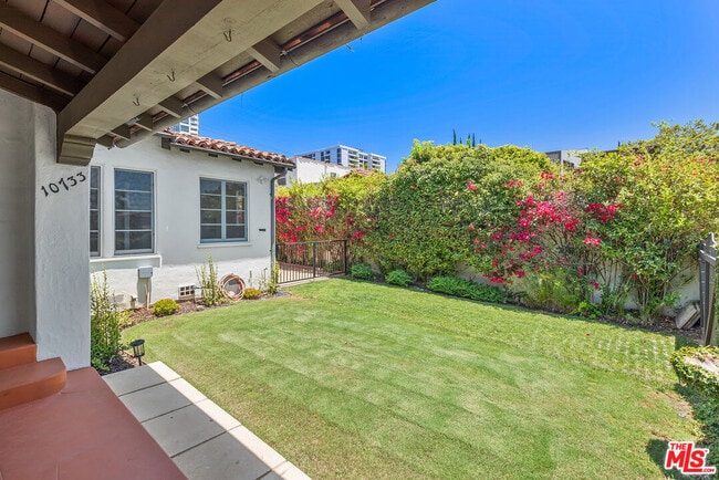 Building Photo - 10733 Wellworth Ave