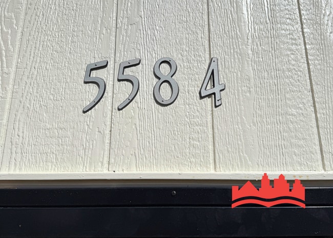 Foto del edificio - 5584 Blossom Ln