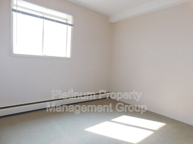 Photo du bâtiment - 322-326 6 Ave NE