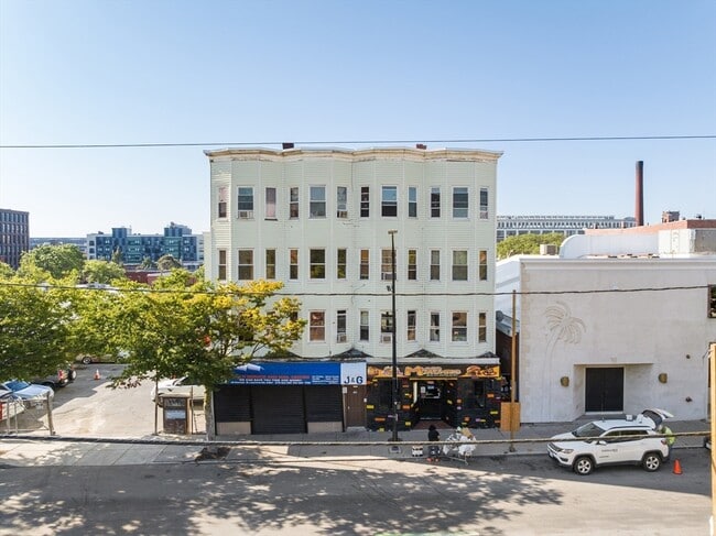 Building Photo - 50 Common St