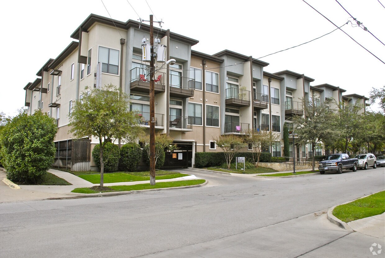 Building Photo - 2525 Reagan St