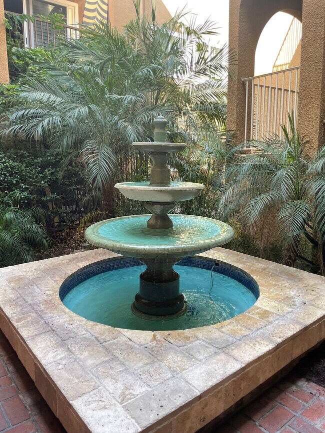 fuente fuera de la puerta principal - 5051 La Jolla Blvd