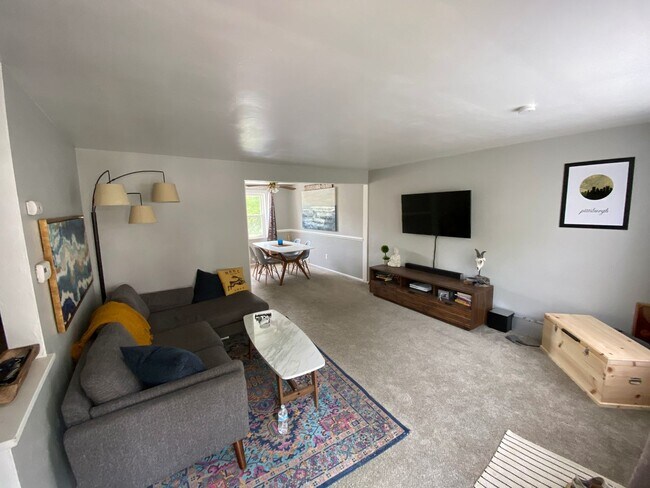 Foto del edificio - Two Bedroom in Castle Shannon! Central air...