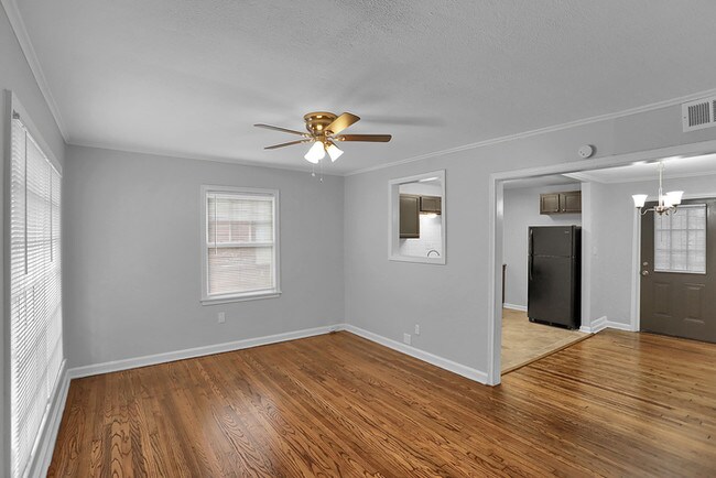Building Photo - Law Enforcement Discount / Huge master suite