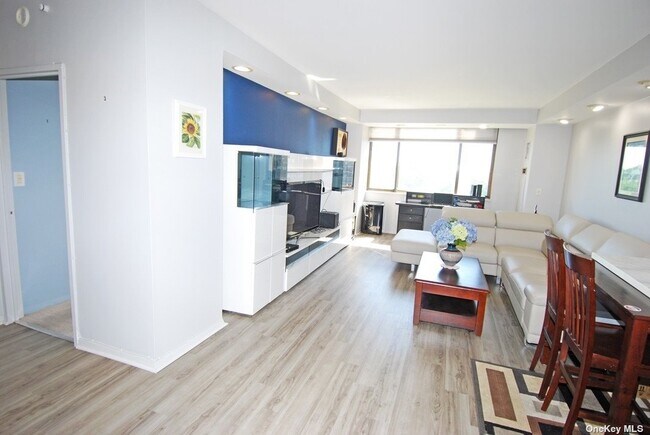 Foto del edificio - 26910 Grand Central Pkwy