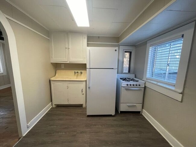 Building Photo - Simply the BEST! Adorable 1 Bedroom/1 Bath upstairs apartment home Located off Historic Camp Bowi...