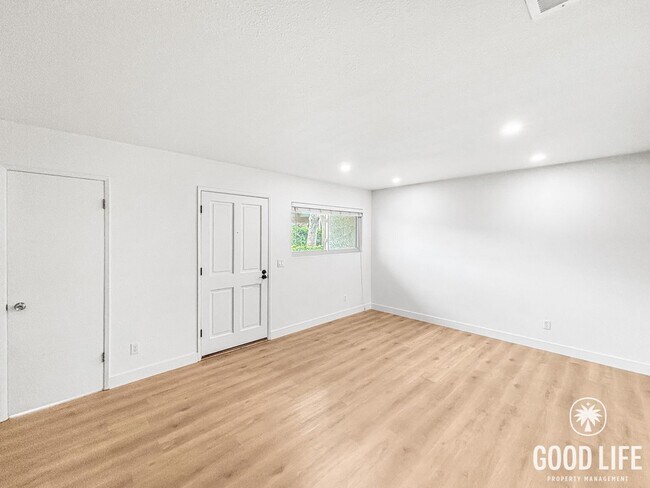 Building Photo - Charming 2BD/1.5BA 2-Story Condo in El Cajon W/ A/C, W/D, Balcony, Community Pool & Spa!