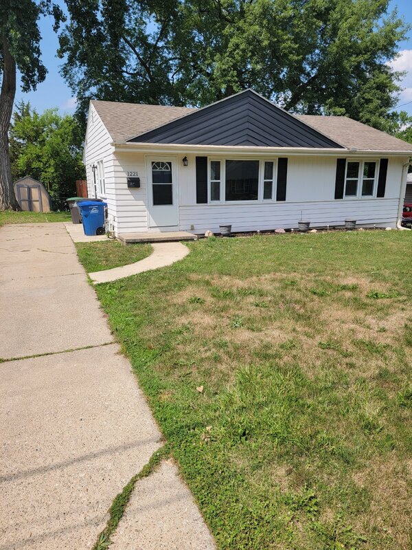 Primary Photo - 1221 Southlawn Dr