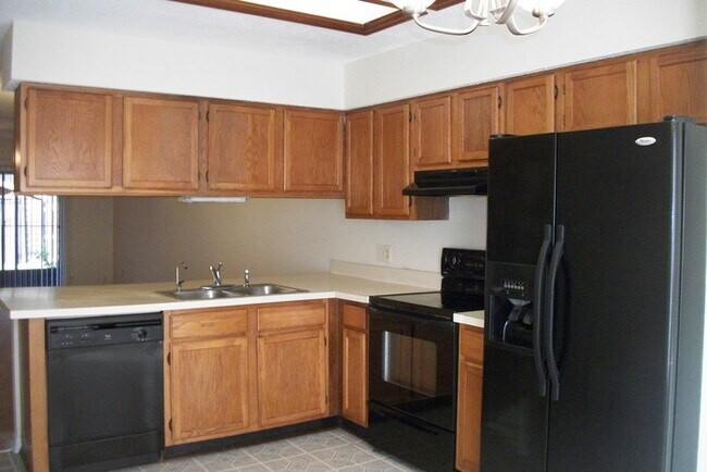 Building Photo - 3 Bedroom 2 Bathroom Townhome with Fenced Backyard. No Additional Fees