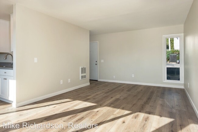 Building Photo - 2007 Red Rose Way