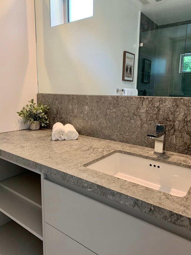 Foto del edificio - 1155 N Fuller Ave