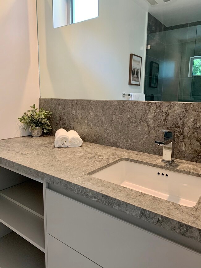 Building Photo - 1155 N Fuller Ave