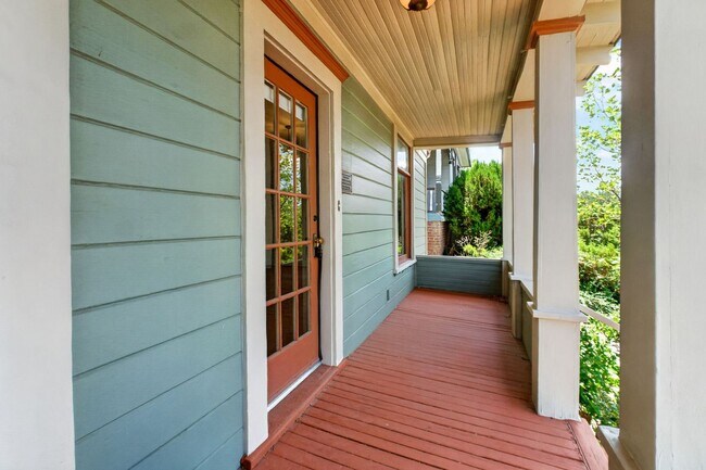 Building Photo - 3 Bedroom with Historical Charm Close to Square