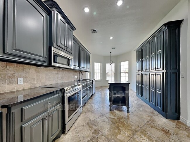 Building Photo - 2008 SE 9th St