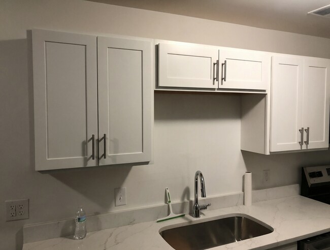 Nuevos gabinetes y encimeras blancas estilo shaker. - 261 Simpson Ave