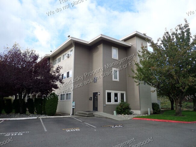 Building Photo - Great UPDATED One-Bedroom Condo in Gorgeou...