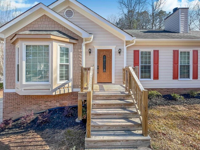 Building Photo - Like New 3 BR/2BA Raised Ranch in Marietta!