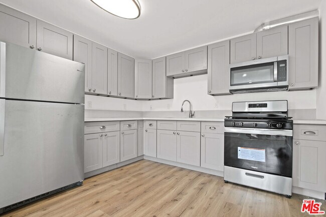 Building Photo - 649 W 92nd St