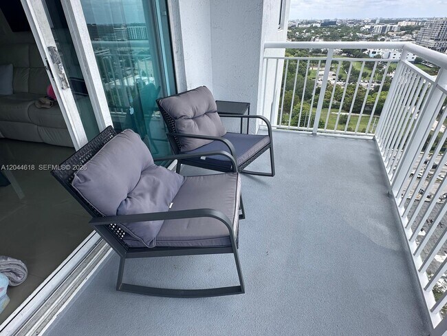 Foto del edificio - 275 NE 18th St