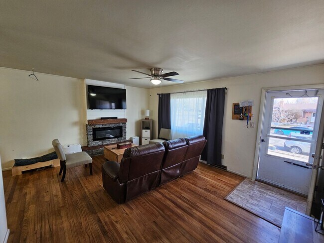 Foto del edificio - 4 Bed 2 Bath Home in 80909!