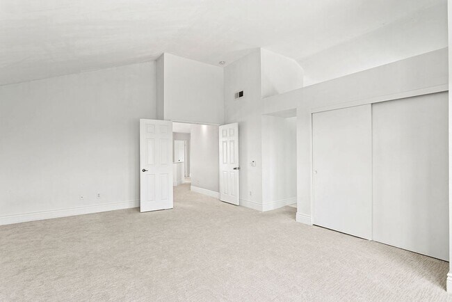 Building Photo - Amazing Pool Home in Lake Forest with VIEW!
