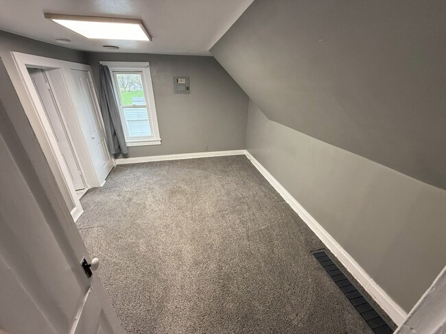 Building Photo - 1 Bedroom 1 Bath Upstairs Apartment