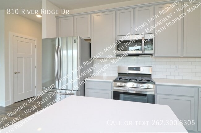 Building Photo - 810 River Ridge Dr