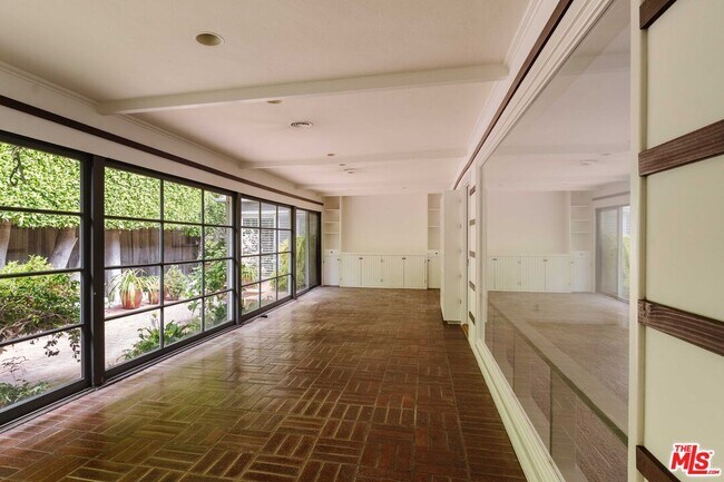Foto del edificio - 261 S Carmelina Ave