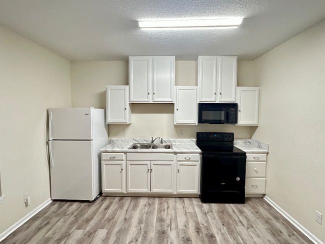 Building Photo - 404 E 18th St