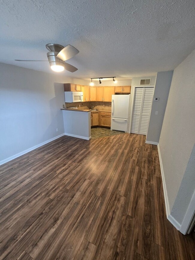 Building Photo - 1BR / 1BA Condo For Rent