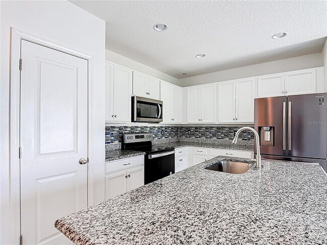 Building Photo - 450 Taft Dr