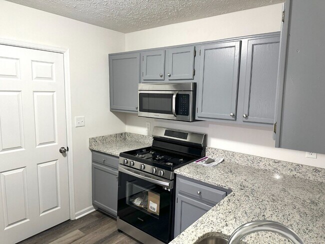 Foto del edificio - Newly renovated! 3 bed, 2 full baths, larg...