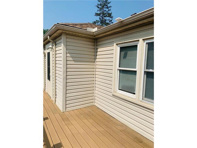 Building Photo - 117 6th Ave N