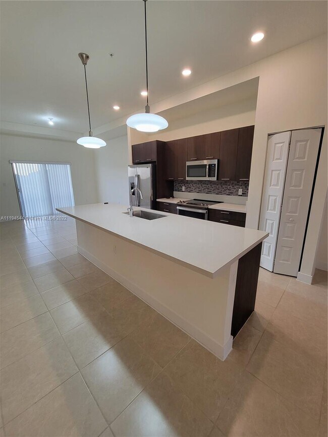 Foto del edificio - 8151 NW 104th Ave