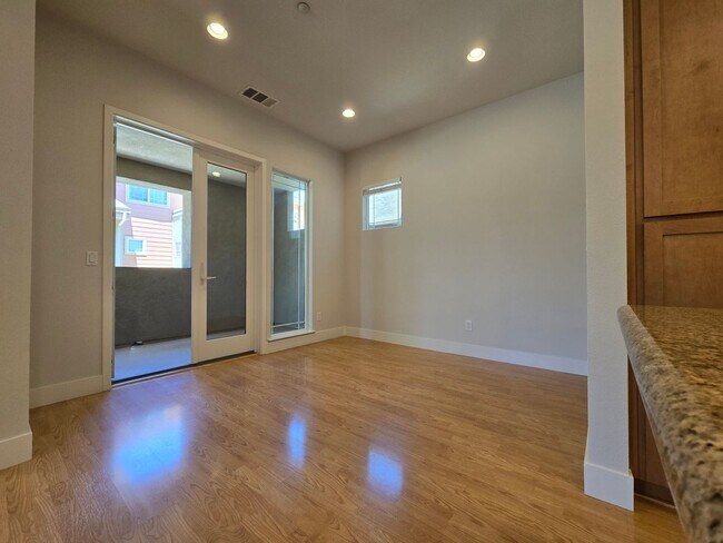 Foto del edificio - Light-Filled Palto Alto Townhome-Style Condo with Private Deck