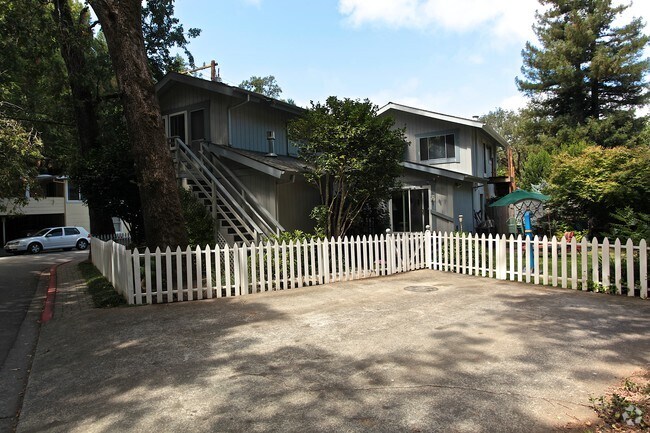 Building Photo - 159-163 Porteous Ave