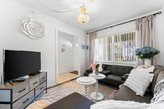 Den - 4457 45th Ave W