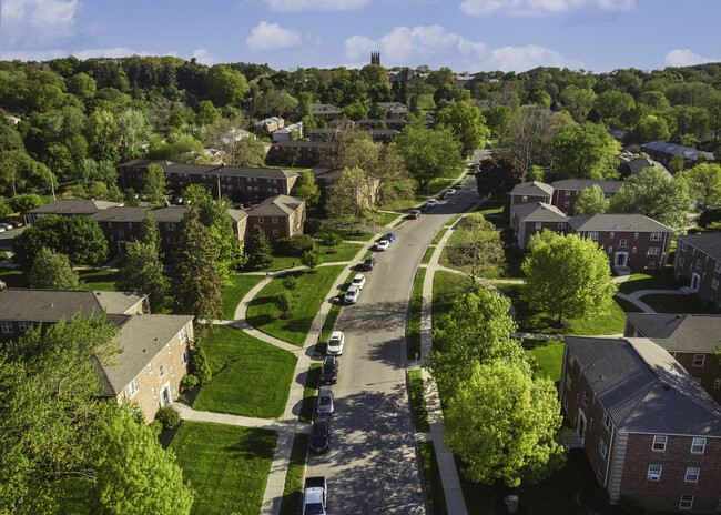 Elmwood Mansión - Elmwood Manor Apartments and Townhouses