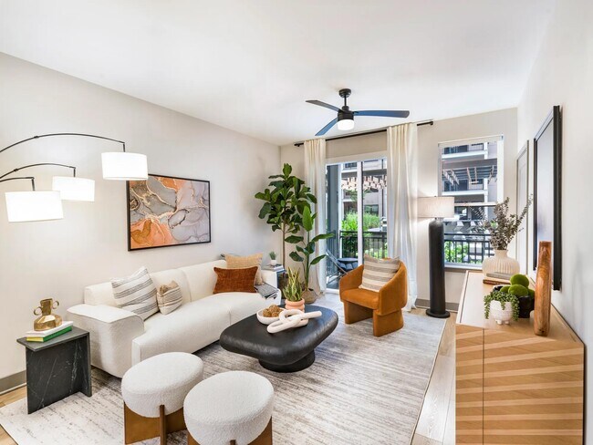 Las ventanas grandes y los diseños abiertos aportan calidez y fluidez a su espacio habitable, con acabados cuidadosamente seleccionados que complementan su estilo. - Modera Riverview