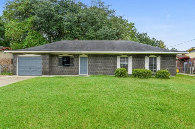 Building Photo - 5707 Eastwood Dr