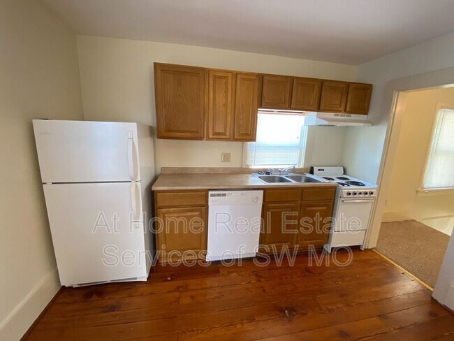 Foto del edificio - 1628 N Benton Ave