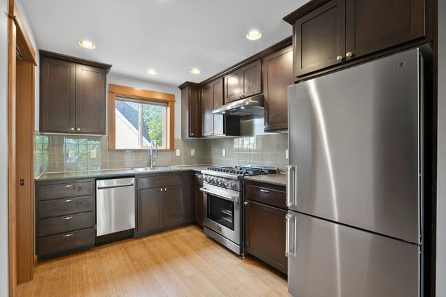Building Photo - Immaculate West Seattle Townhome