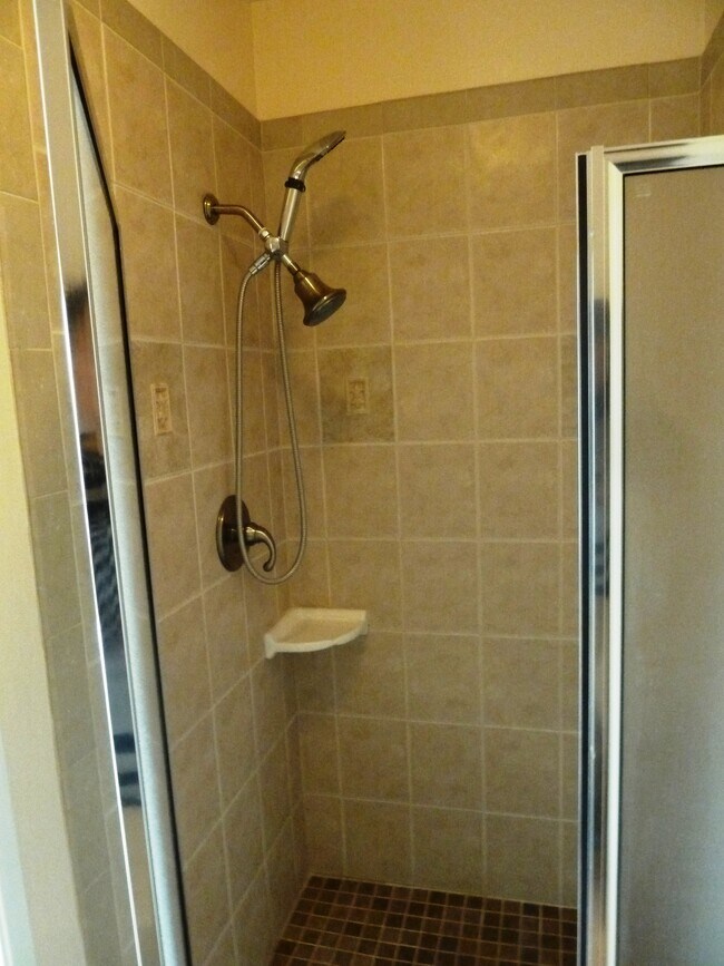 master room bath room - 13513 Acoro Pl
