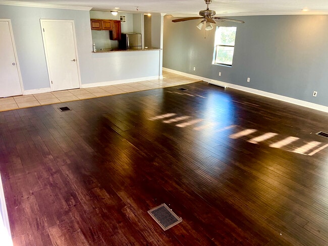 Building Photo - 2135 Mirabeau Ave