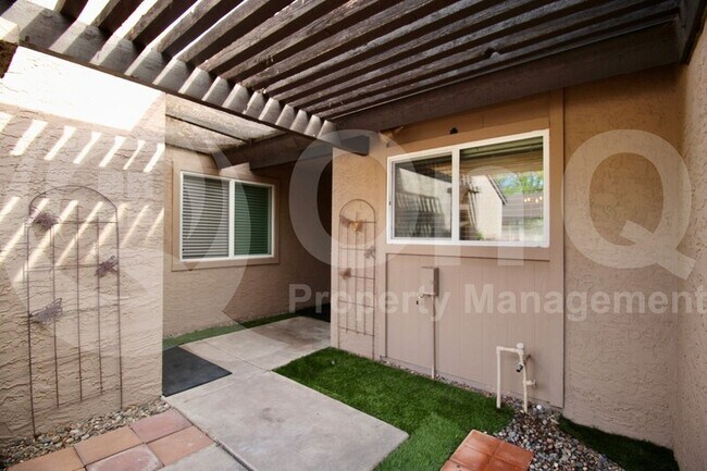 Foto del edificio - 2256 W Lindner Ave