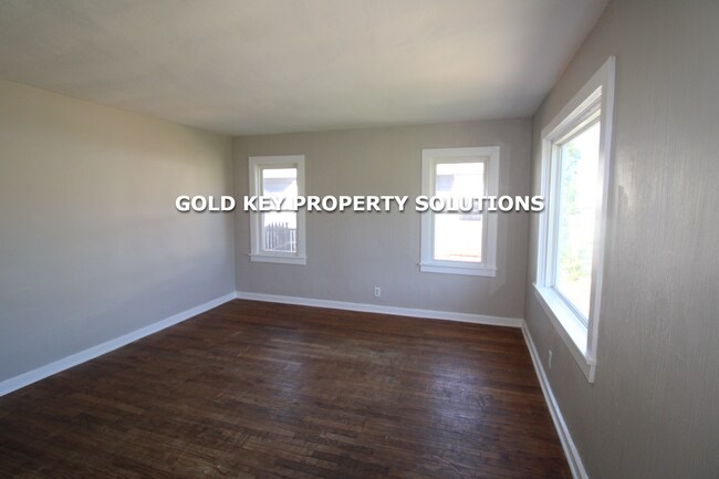 Foto del edificio - Cute 3 bed, 1 bath with 2 car detached gar...