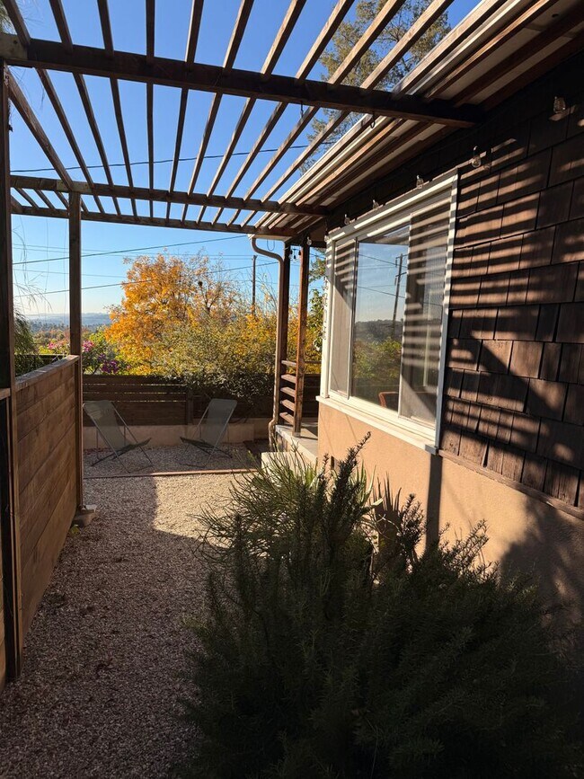 Foto del edificio - Hilltop Highland Park Sanctuary with Views, Private Gated Yard, In Unit Laundry, Parking & Abunda...